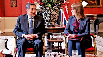 ﻿何立峰晤英国财政大臣：深化中英经济财金合作