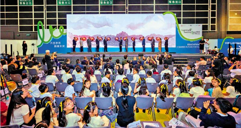 香港两千名学生的“中国经典朗诵比赛香