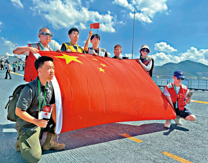 ﻿众志成城/登上山东舰圆梦 挥舞国旗大哥：好兴奋