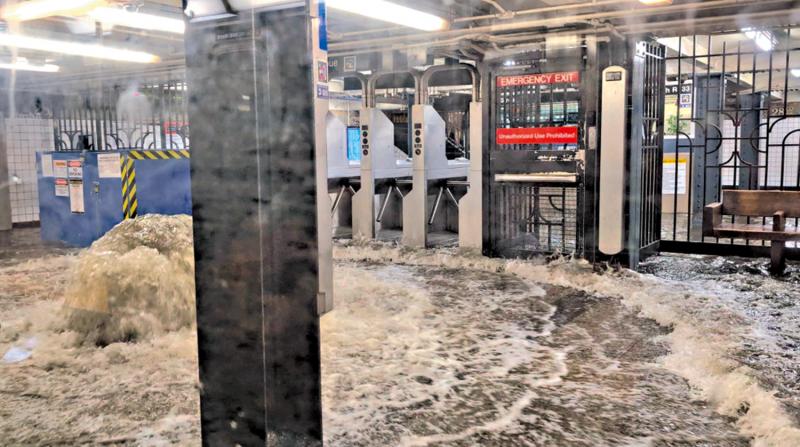 ﻿纽约暴雨交通瘫痪 地铁严重水浸