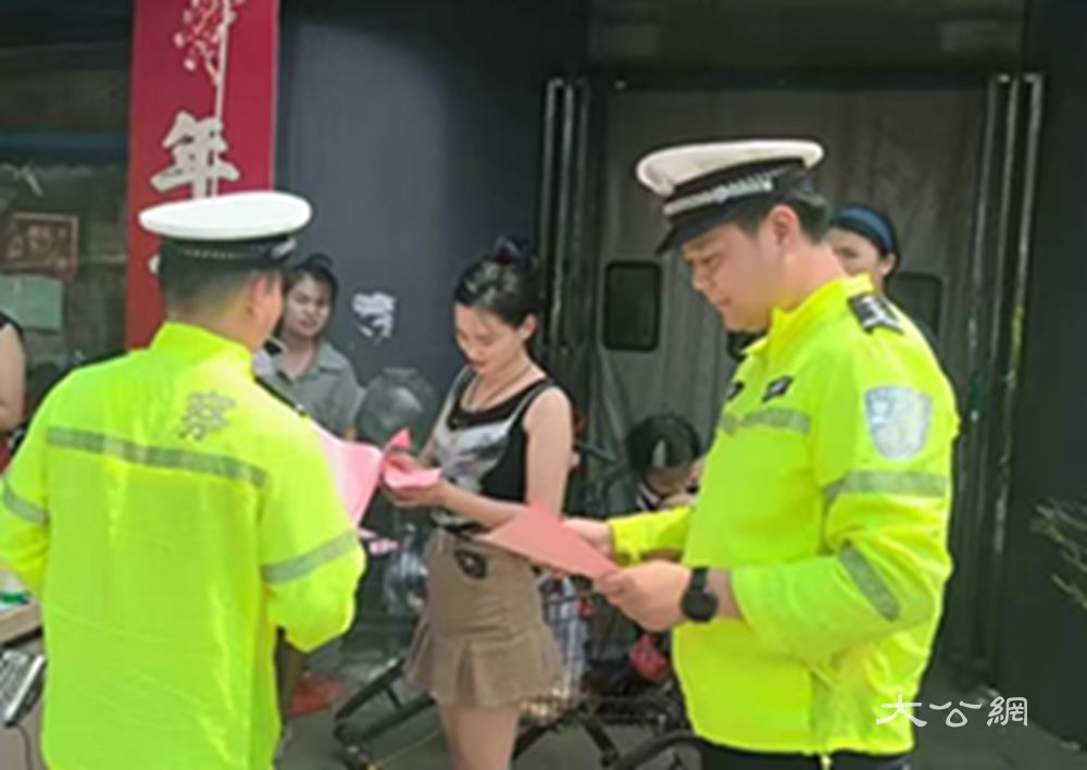 虞城县交警大队：民警辅警“赶大集” 烟火气中话安全