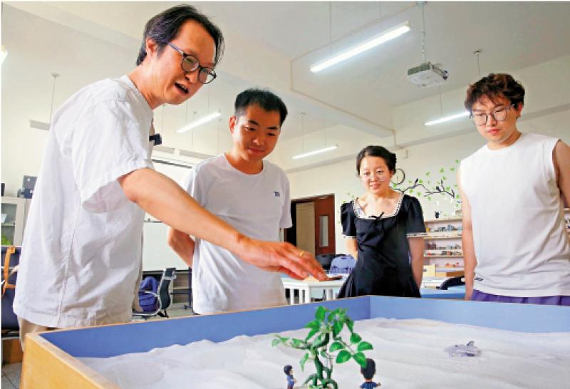 ﻿体验窰洞暖炕 爱上兰州牛肉面