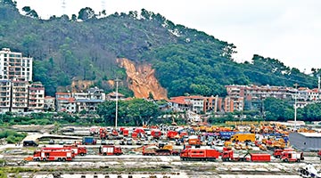 广州连日暴雨山崩 近千人安全转移