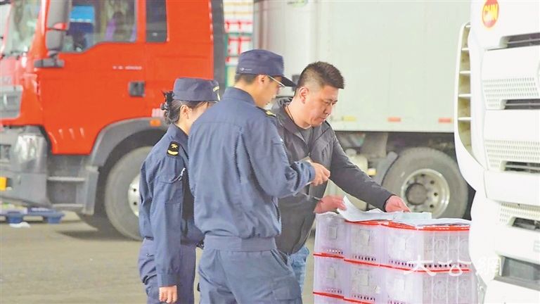绥芬河公路口岸上半年进出口货运量再创新高