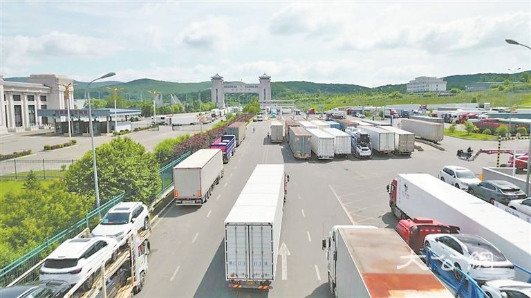 绥芬河公路口岸上半年进出口货运量再创新高