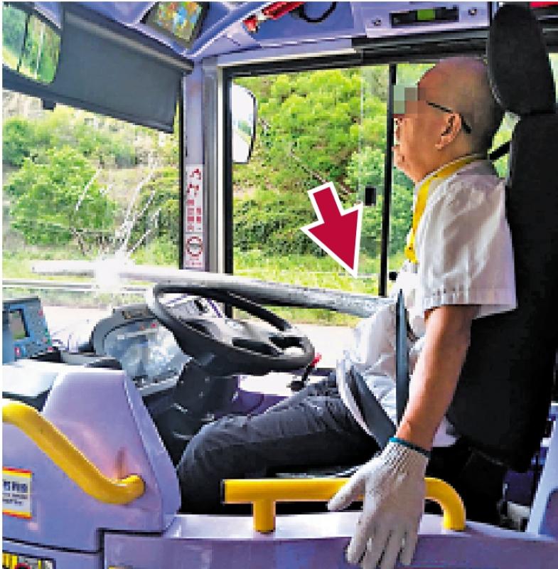 ﻿铁通穿窗插胸 城巴车长忍痛泊车保乘客安全