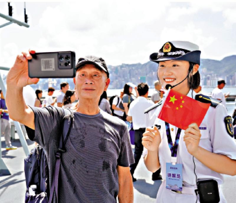 ﻿小特写/登舰市民﹕人民子弟兵好有型！