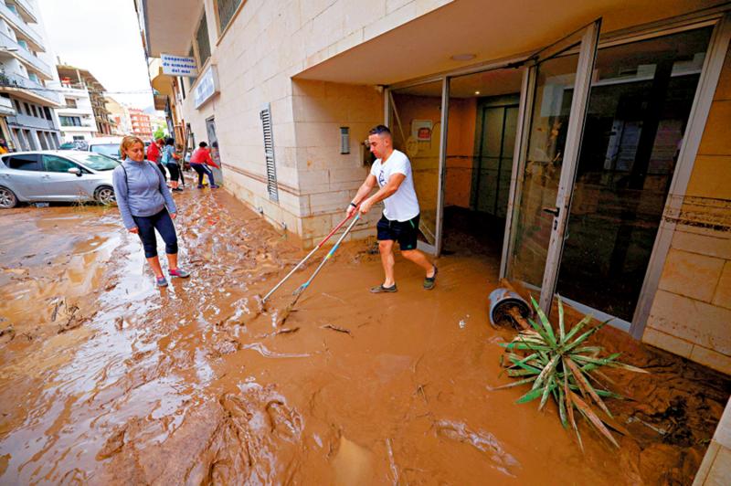 ﻿西班牙暴雨 洪水淹没车辆民众被困