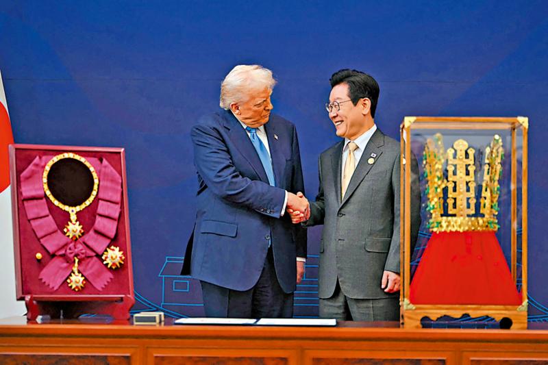 特朗普会见李在明并接受模型金王冠