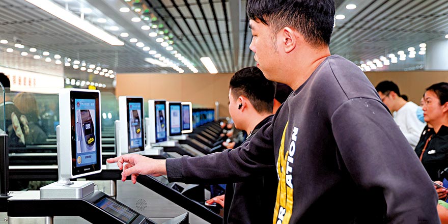 ﻿“刷脸”通关明起扩至罗湖等12口岸 全程最快20秒搞掂