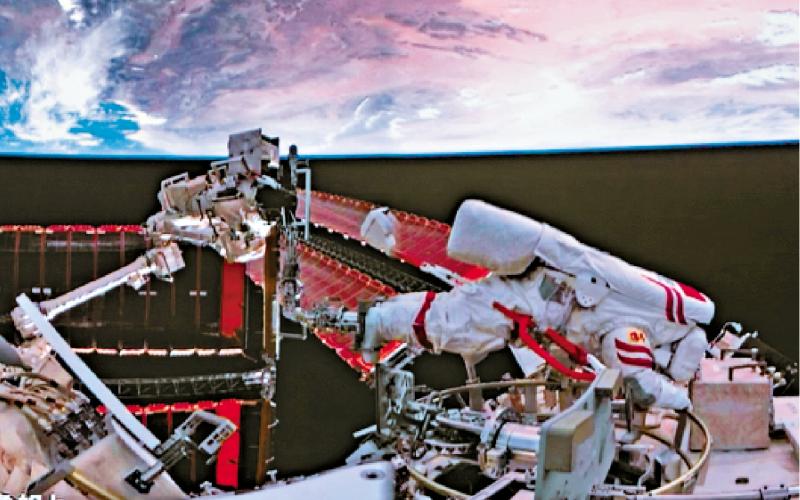 ﻿中外空间站遭太空碎片撞击事件