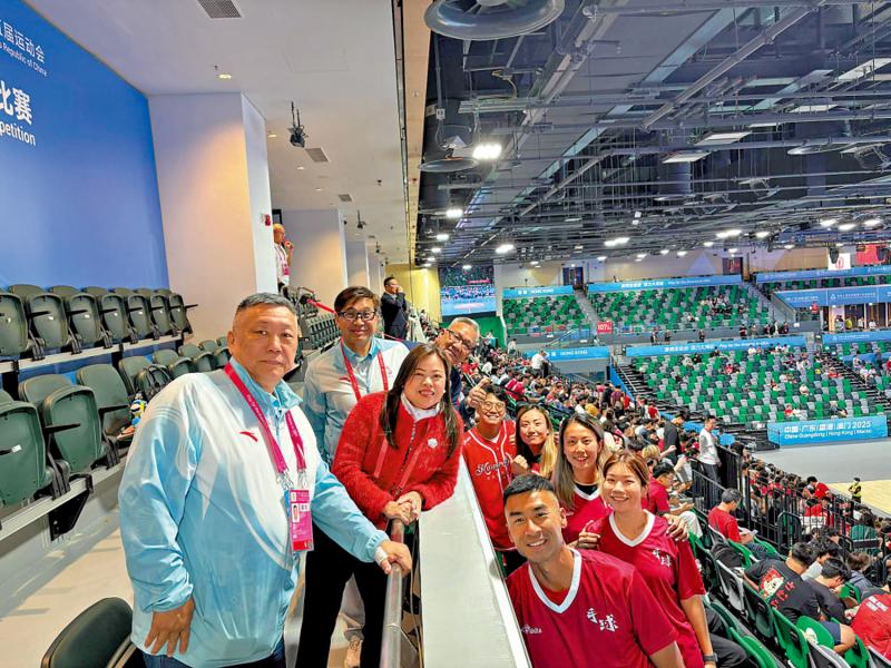 ﻿罗淑佩启德现场打气