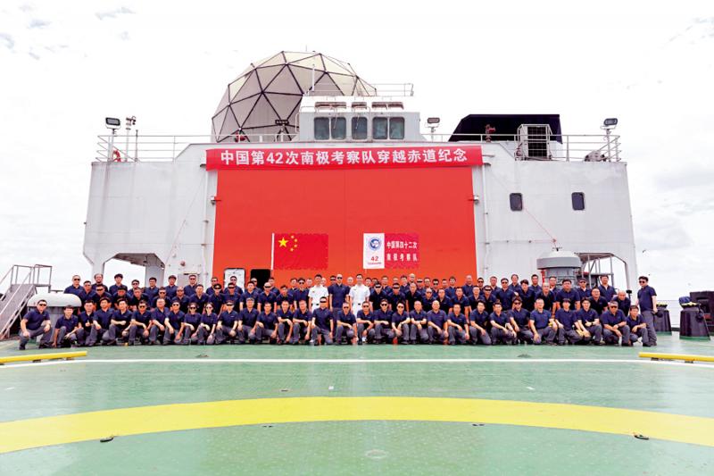 ﻿“雪龙”号穿越赤道 挺进南极中山站