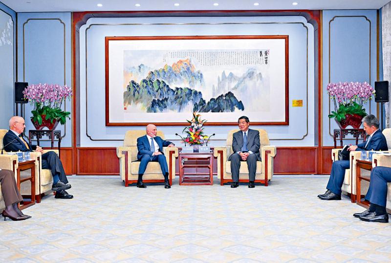 ﻿何立峰会见美中关系全国委员会负责人：中美双方应共同落实好釜山元首会晤重要共识