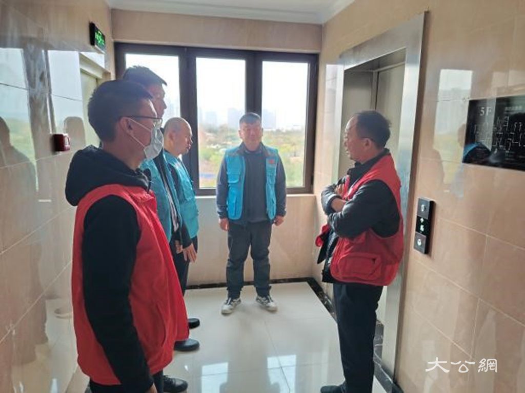 党建引领聚合力 楼道清障护平安 郑州高新区南流村联合物业开展小区环境整治行动