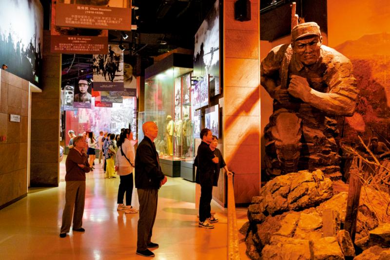 ﻿专家解读/日本变本加厉 滑向军国主义