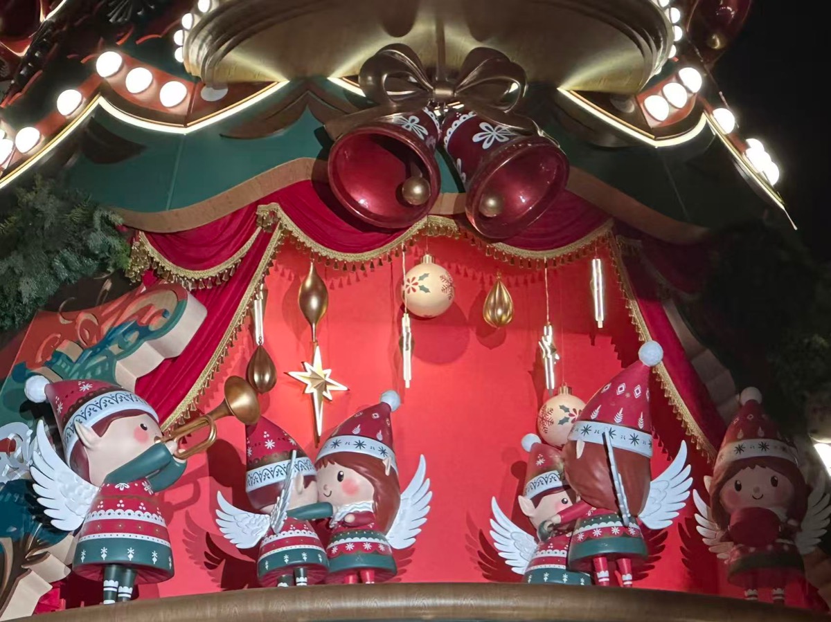 上海20米高节日装置亮灯 强化商圈国际吸引力