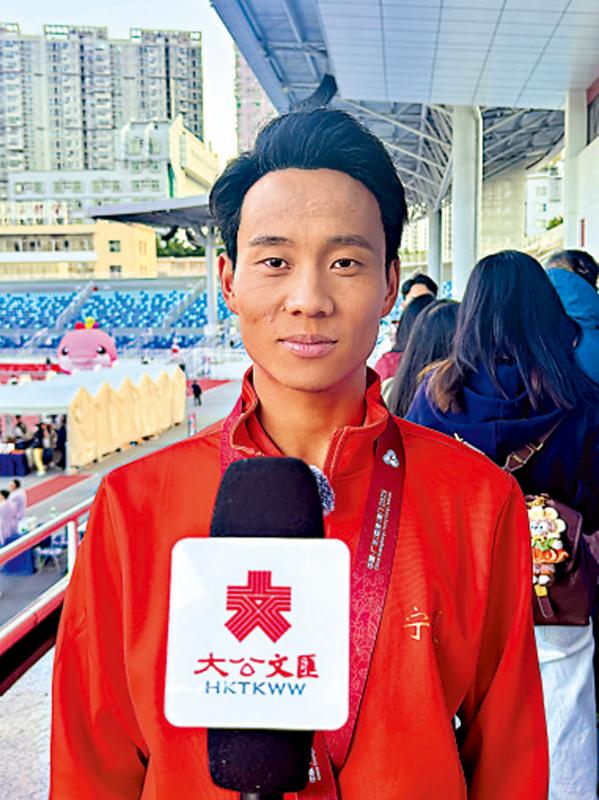 ﻿跨境马拉松冠军何杰：香港市民加油声给我动力