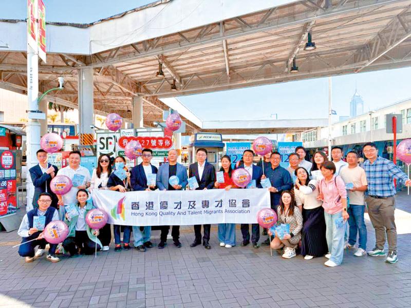 ﻿团体街站设打卡位宣传选举