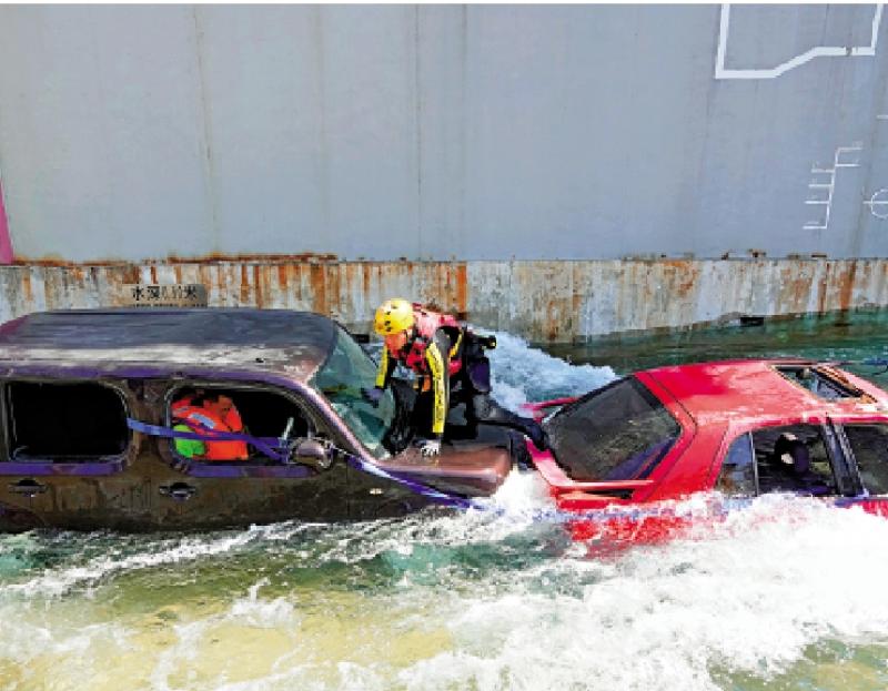 ﻿国际水域救援交流会 展示高科技设备