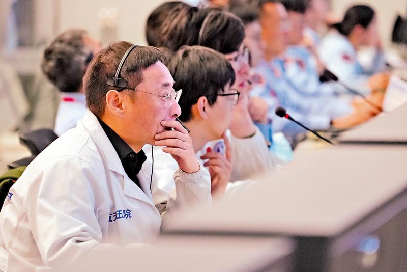 ﻿专家解读/神20舷窗修补后 将载货返回