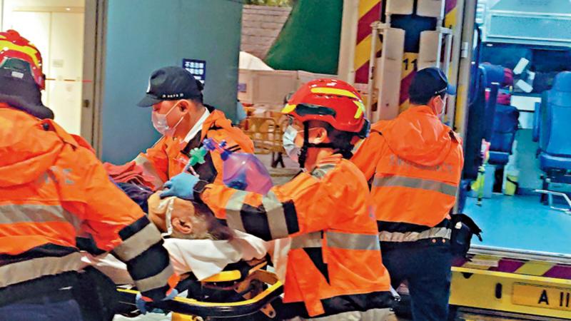 ﻿市民奔走医院寻亲　忧心落泪