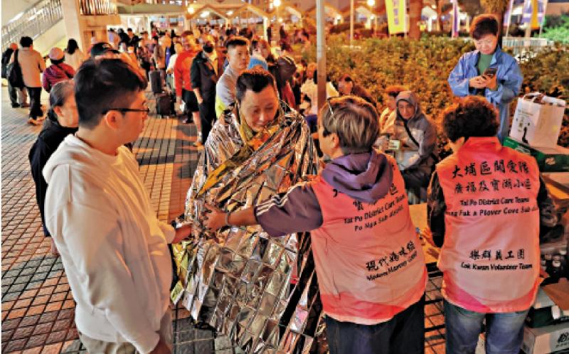 ﻿关爱队协助居民疏散 派送物资