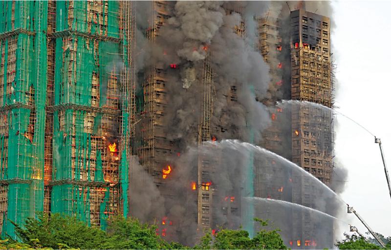 ﻿宏福苑五级火/专家：或悭成本无使用阻燃物料棚网 棚架杂物加风势助燃 火烧连环楼