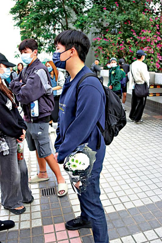 ﻿大学生义工致哀